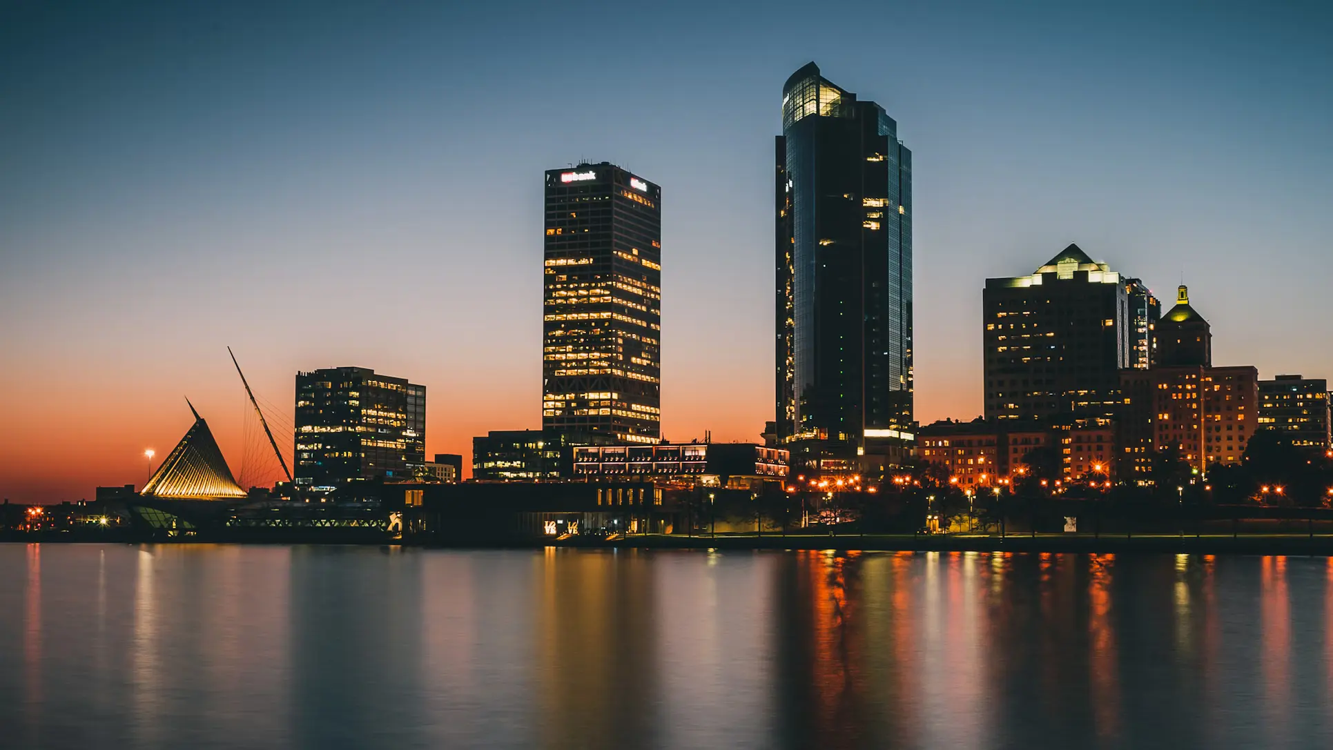 Milwaukee-skyline-night